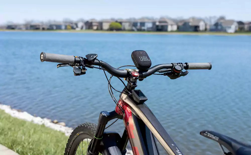 JBL Wind 3 FM Handlebar Bluetooth Speaker 1